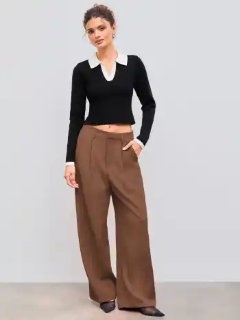 Mittelhohe einfarbige Hose mit Taschen und geraden Beinen