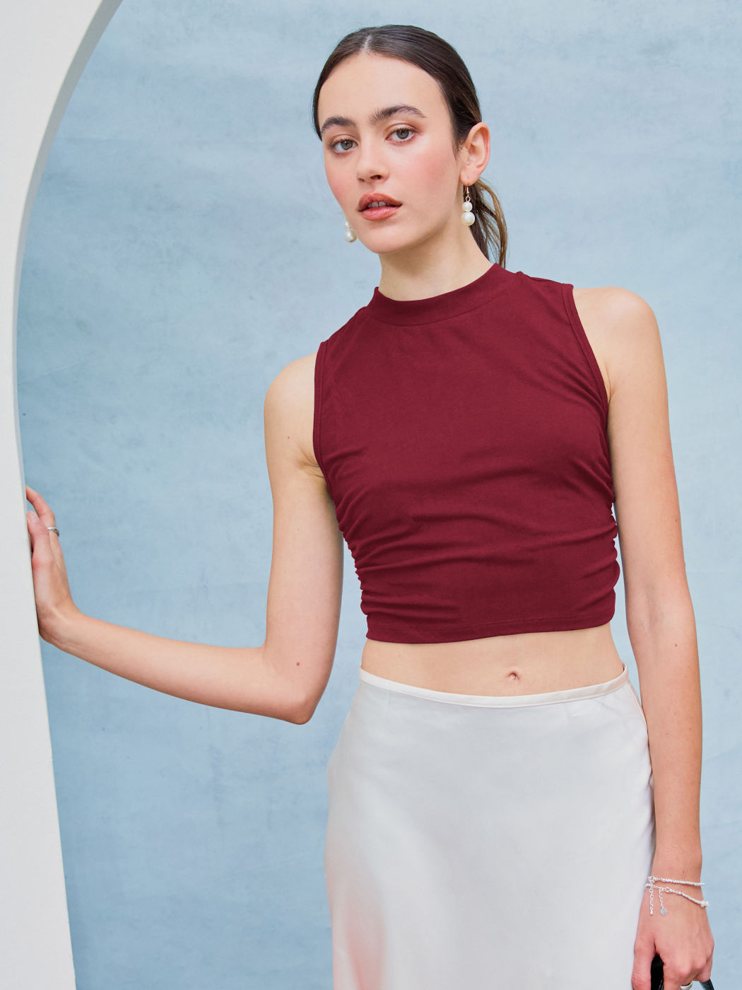 Rundhalsiges einfarbiges ärmelloses geriffeltes Crop Top