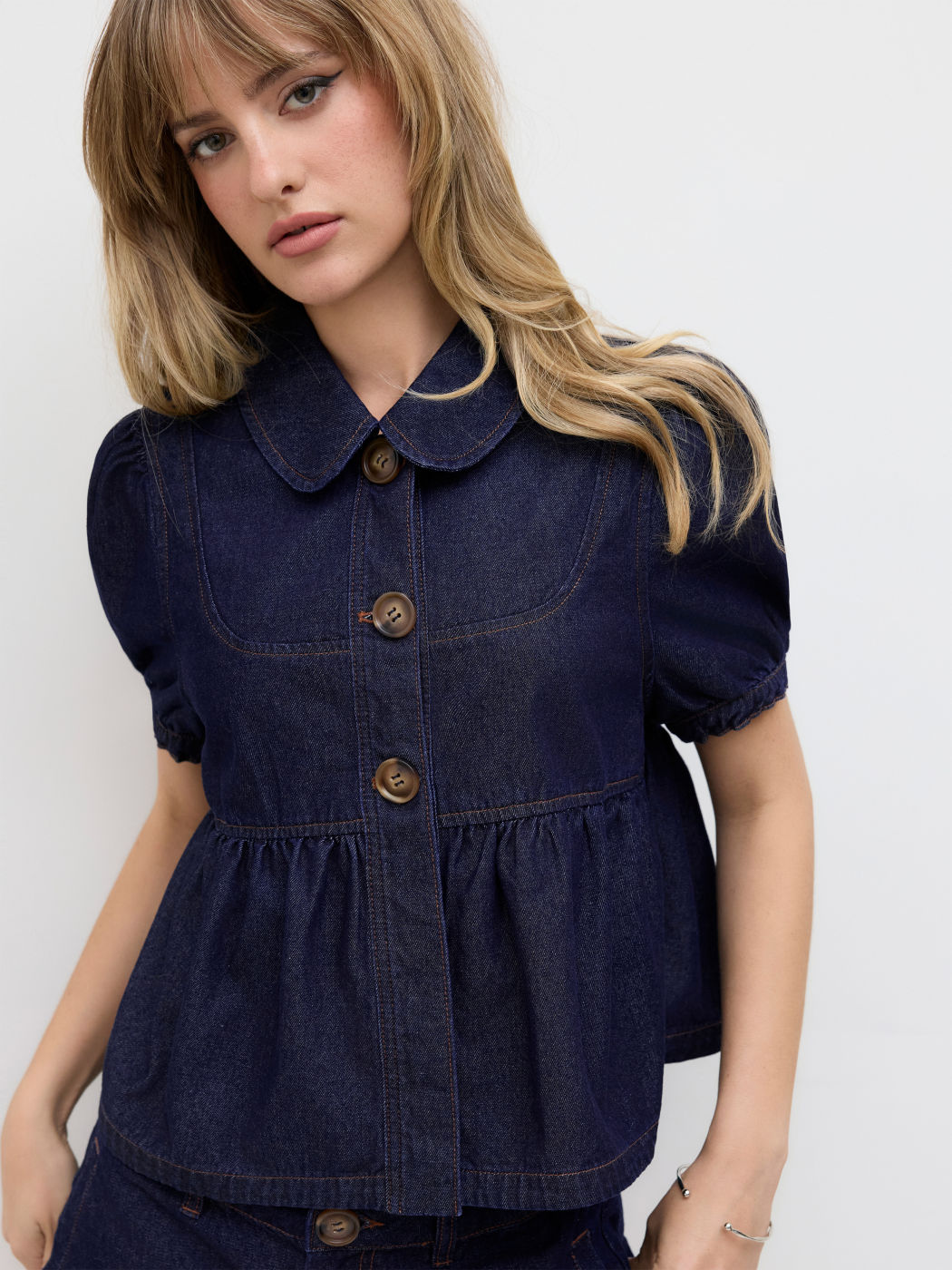 Jeansblouse mit Peter-Pan-Kragen und gesch ruch ten Ballonsleeves