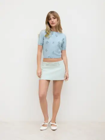 Maglia con bottoni floreali e raccolto