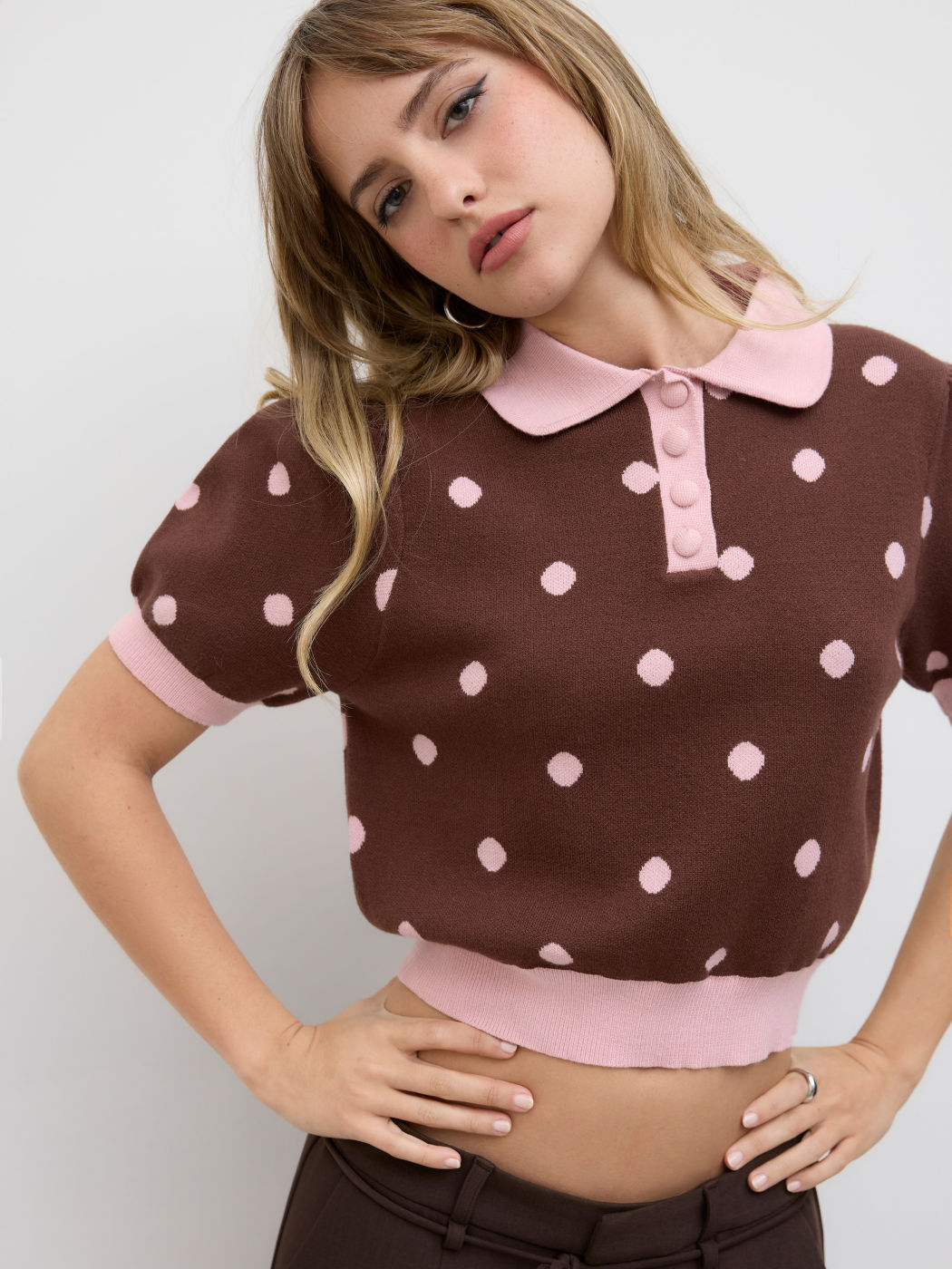 Top in maglia con colletto Peter Pan e maniche a sbuffo a pois