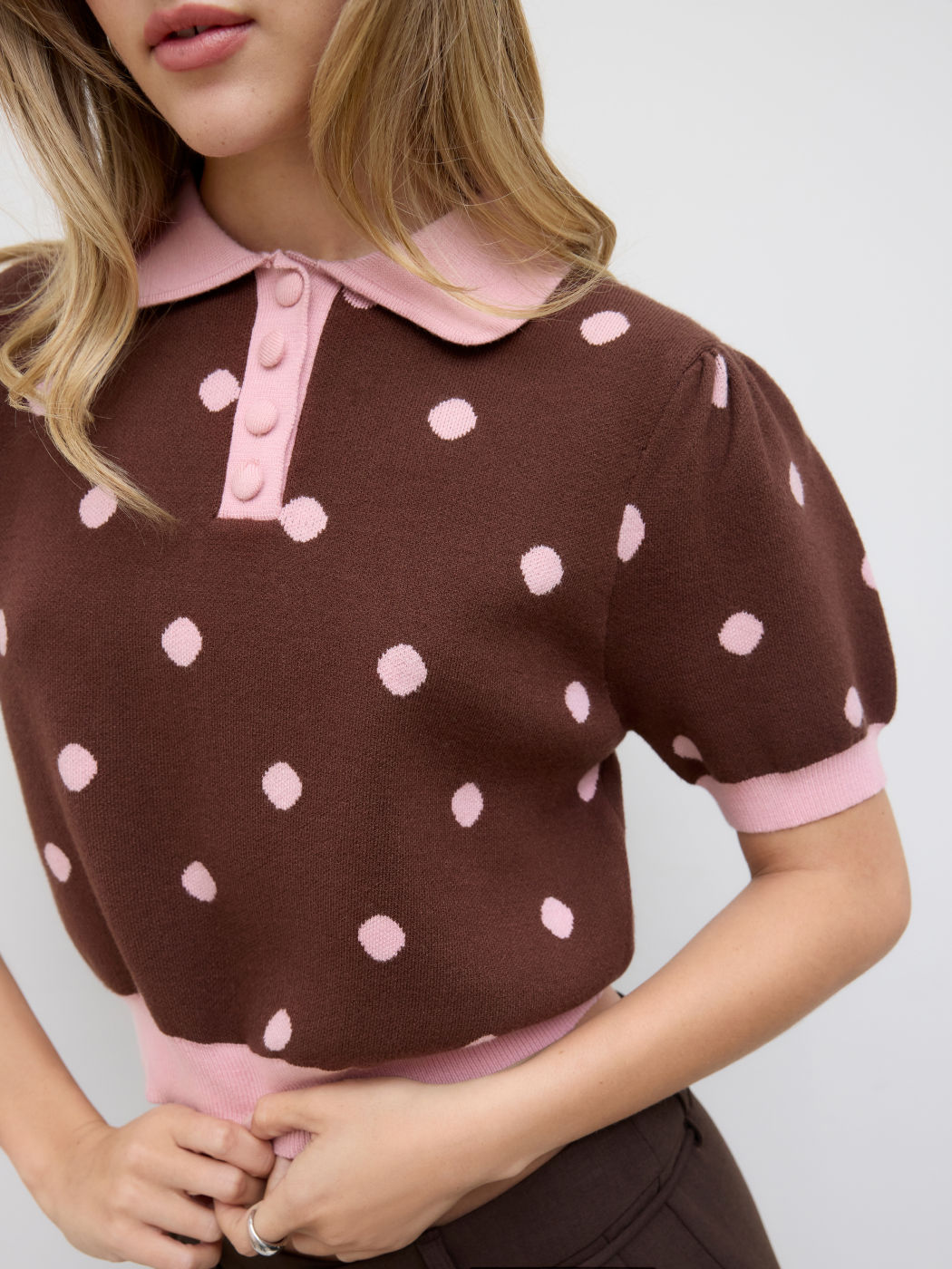 Top in maglia con colletto Peter Pan e maniche a sbuffo a pois