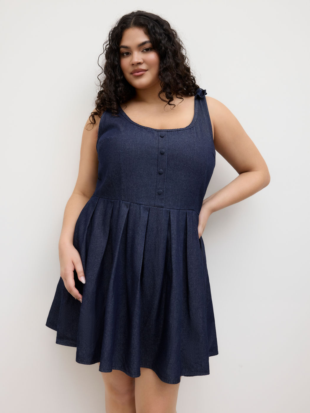 Jeans-U-Halsfalten-Bows-Kurzkleid Kurve & Plus