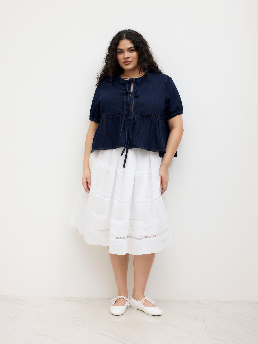 Blusa in denim con volant, nodo e fiocco sul davanti Curve & Plus