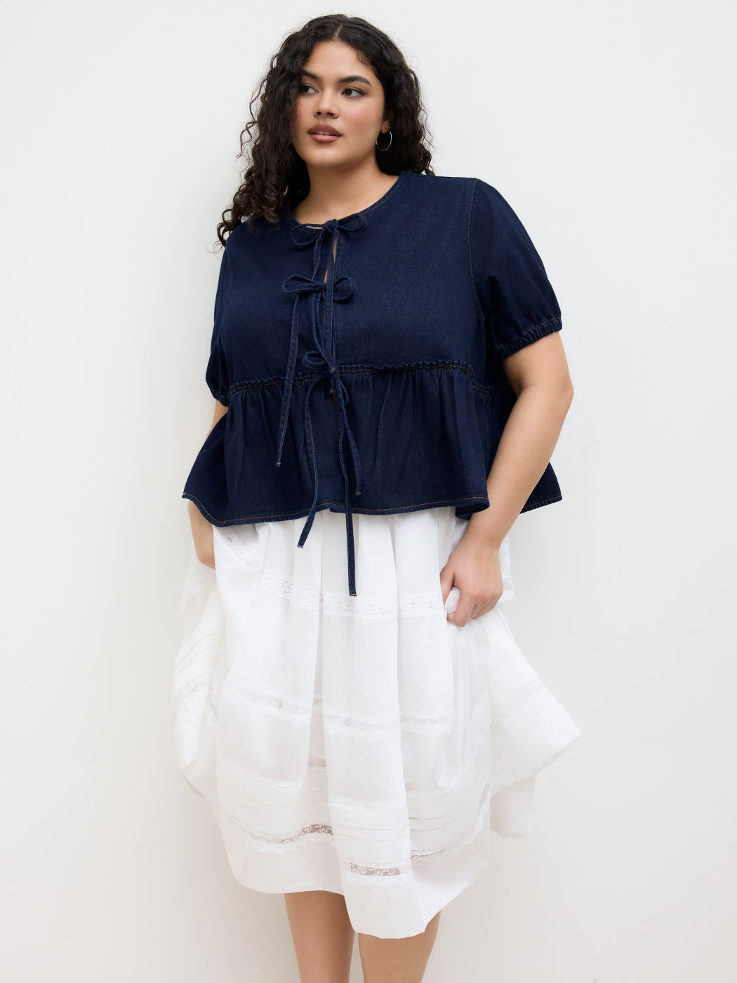 Blusa in denim con volant, nodo e fiocco sul davanti Curve & Plus