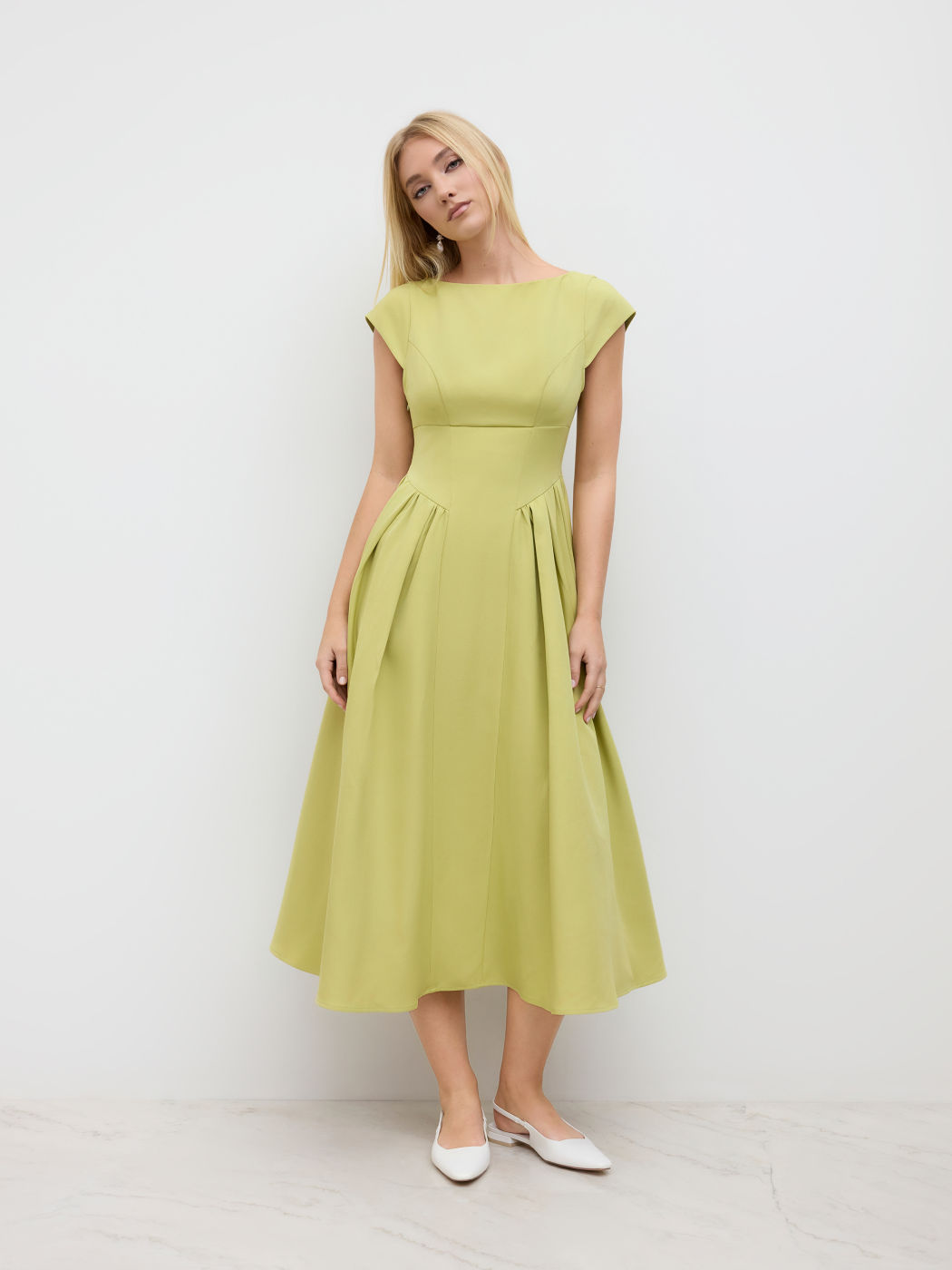 Maxikleid mit Bootshals, Ausschnitt und Spitzen