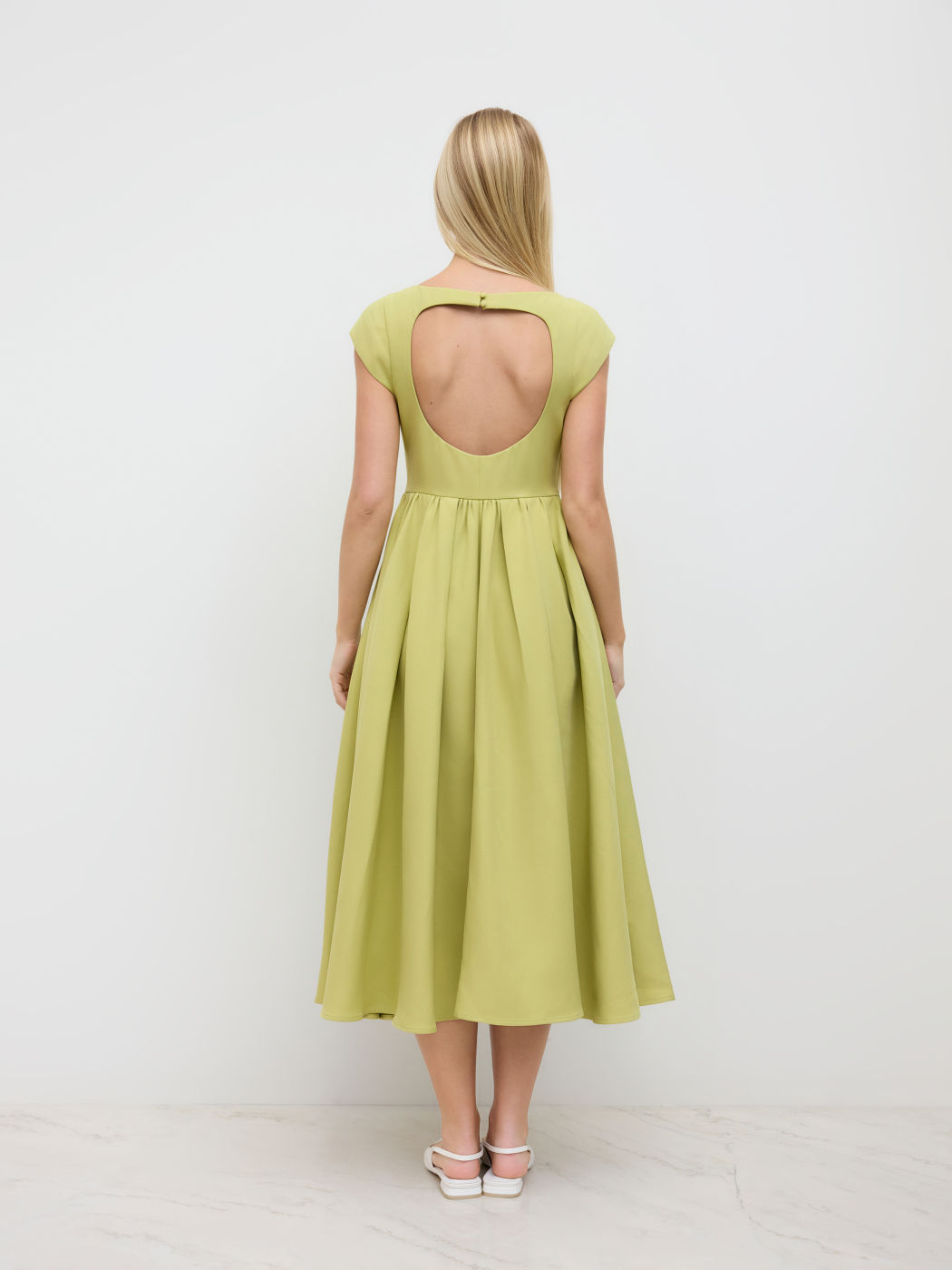 Maxikleid mit Bootshals, Ausschnitt und Spitzen