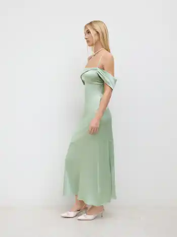 Asymmetrisches Maxikleid mit Spitzen und rückenloser Cami-Oberseite