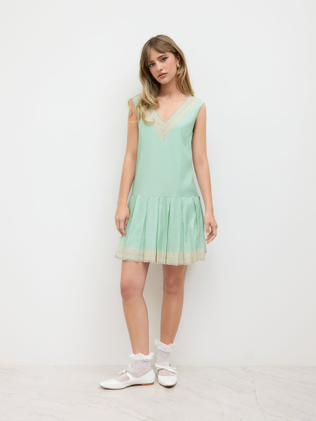 V-Ausschnitt, Polkadots, Spitzenrand, plissiertes Mini-Kleid
