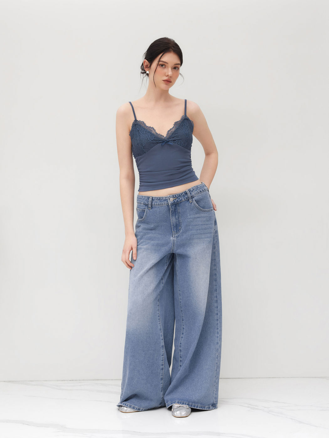V-Ausschnitt Solid Spitzen-Rusche-Cami-Oberteil