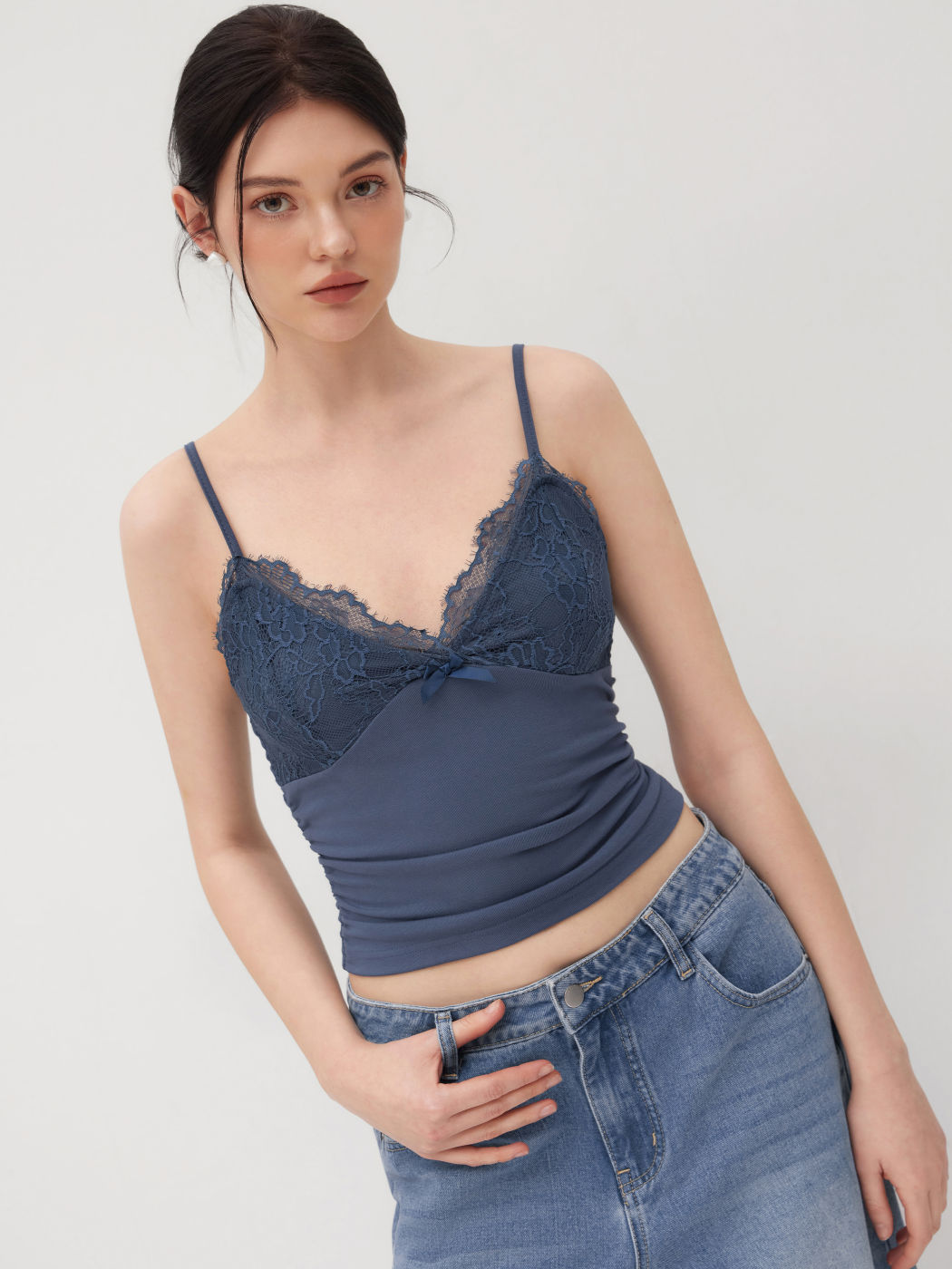 V-Ausschnitt Solid Spitzen-Rusche-Cami-Oberteil