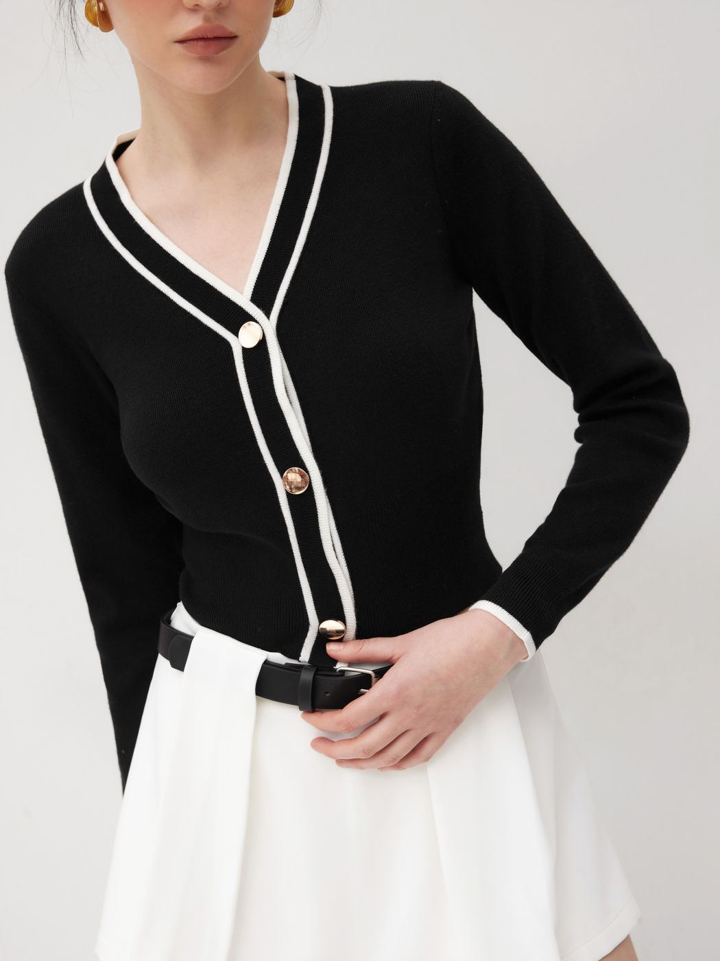 Cardigan in maglia con scollo a V e bottoni a contrasto in tinta unita
