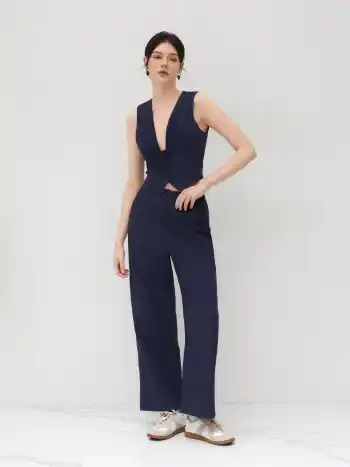 Gilet à col V rayé et ceinturé avec pantalons droits à poches rayées et taille moyenne