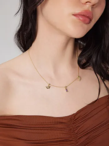 Collier avec pendentif papillon, pierres précieuses et fleur