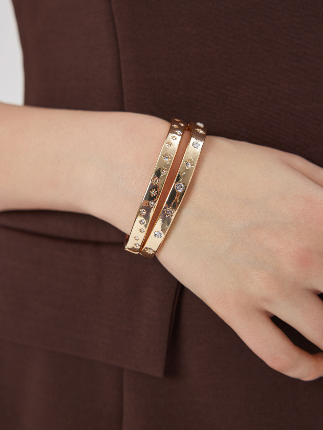 SET DI BRACCIALETTI RIGIDI CON STRASS, 2 PEZZI