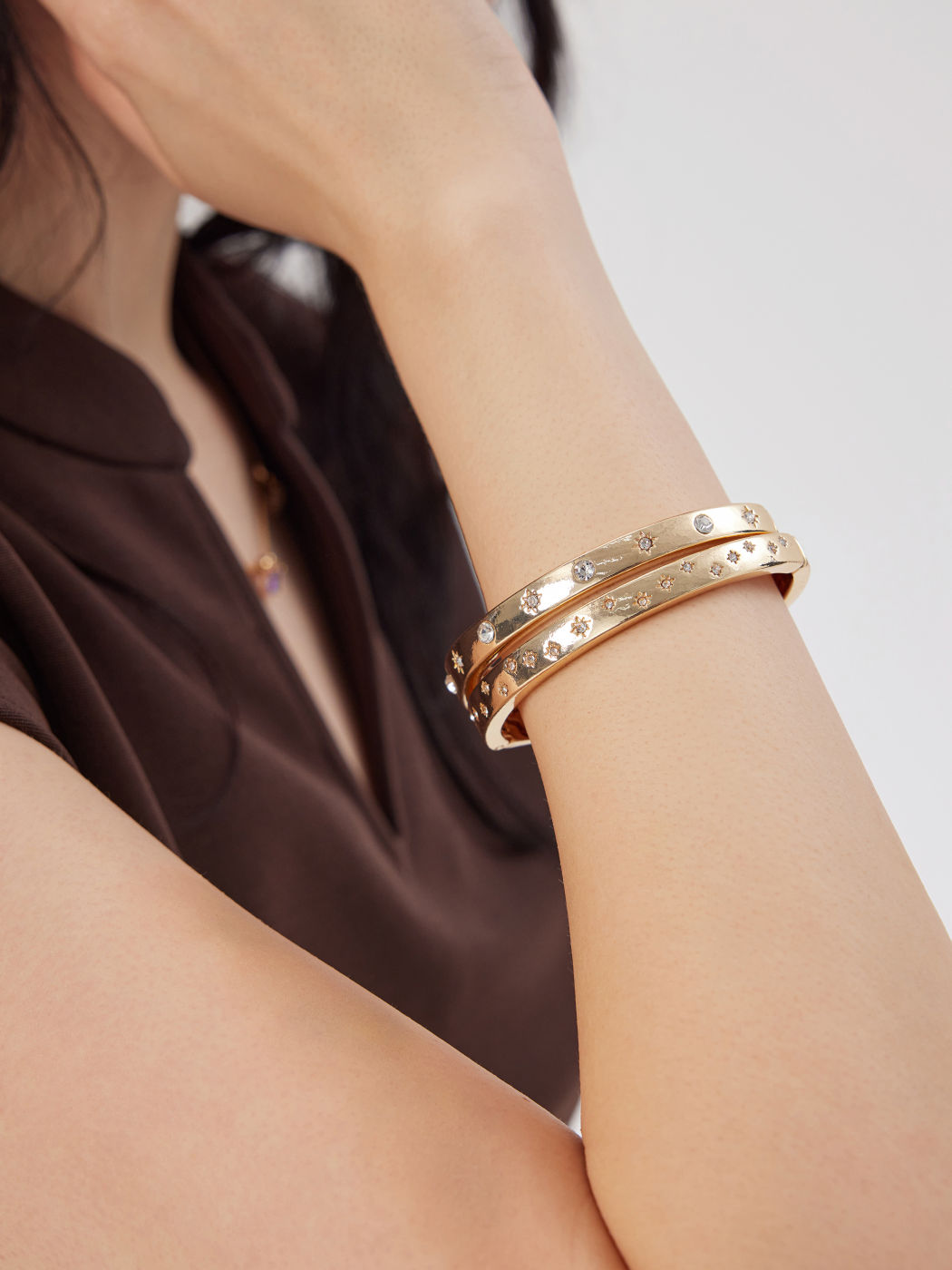 SET DI BRACCIALETTI RIGIDI CON STRASS, 2 PEZZI
