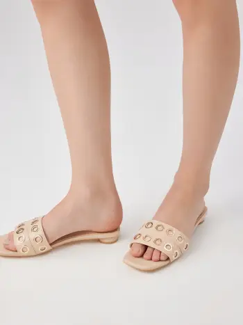 SLIPPERS IN PELLE SINTETICA CON PUNTA QUADRATA E TACCO BASSO CON OCCHIELLI