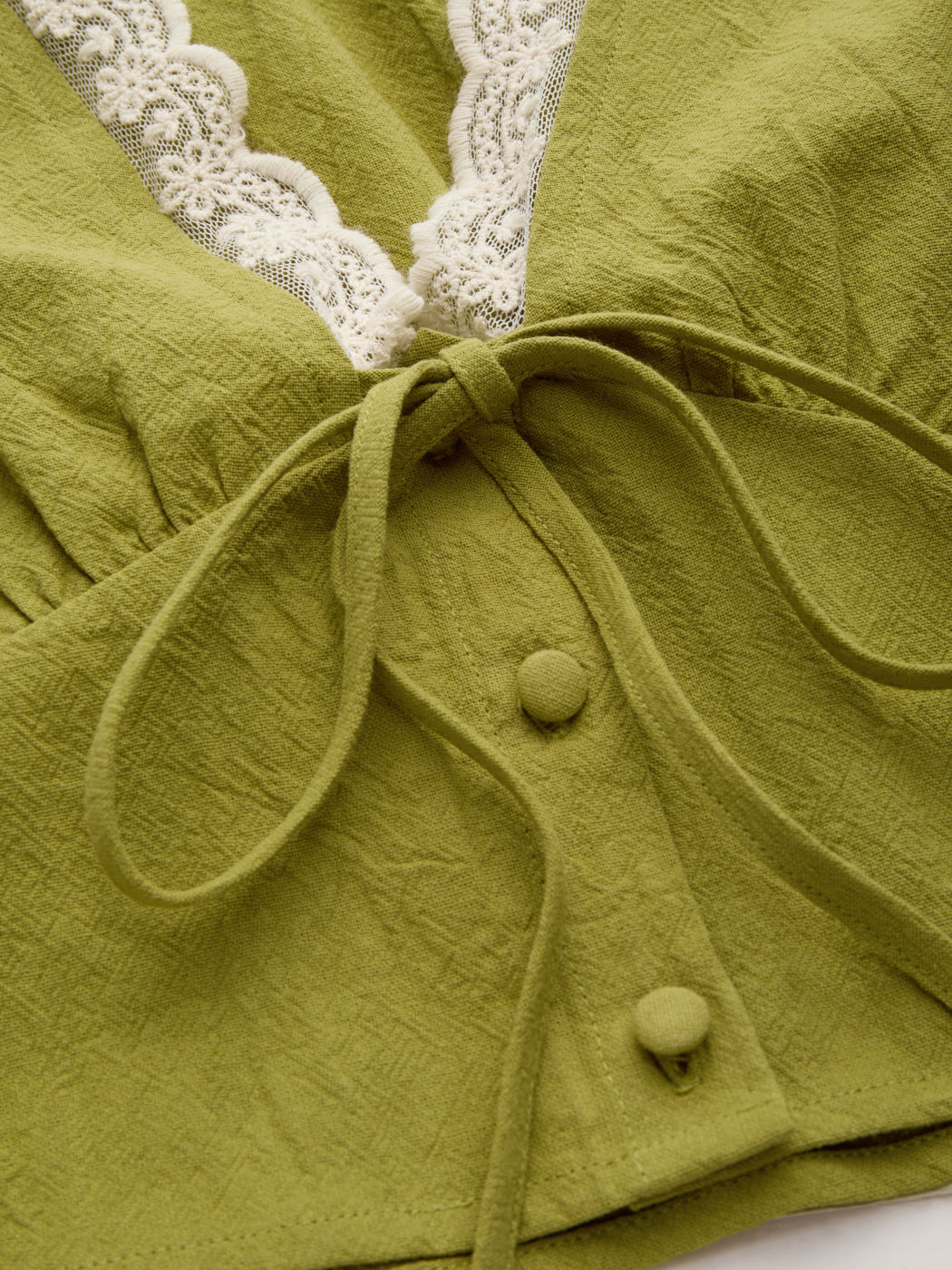 100% Baumwolle V-Ausschnitt Bluse mit Spitzenrand und Ballonsleeves Crop