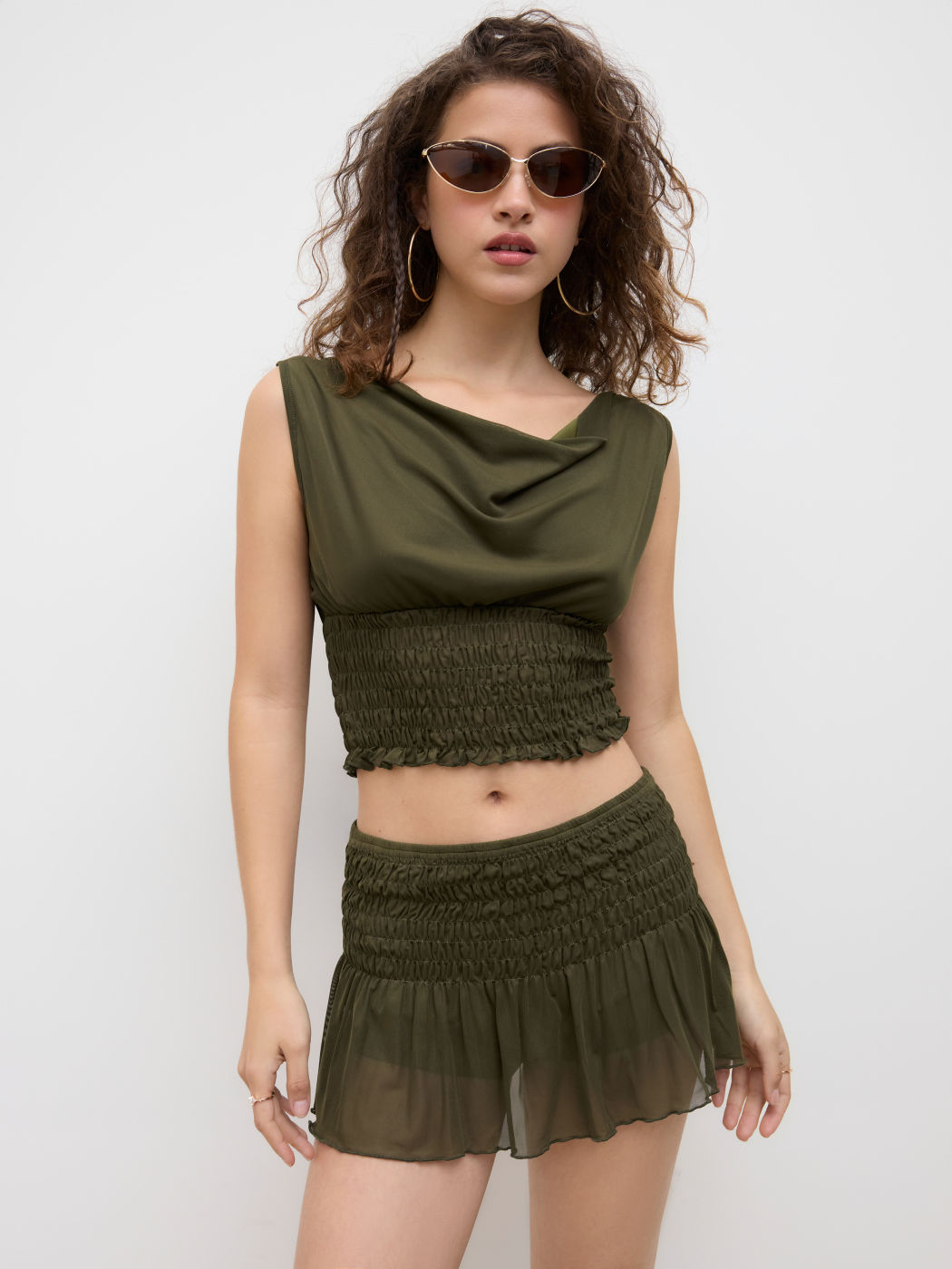 Top in mesh con scollo a barchetta e micro mini gonna a balze arricciata