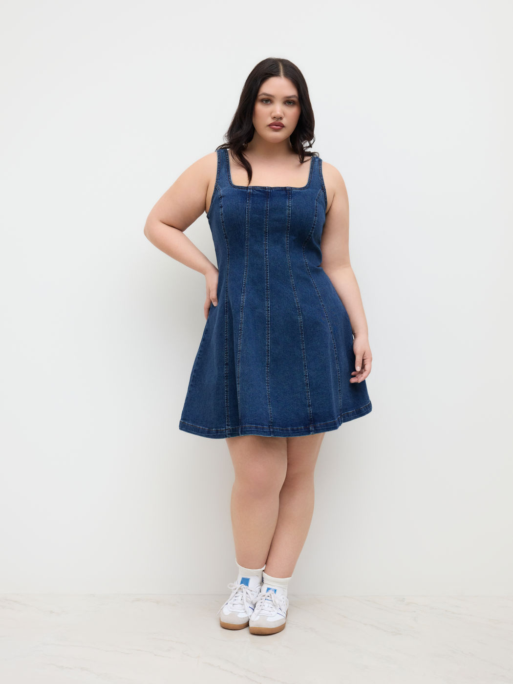 Stretch-Denim-Kleid mit Viereckausschnitt und Reißverschluss Kurve & Plus
