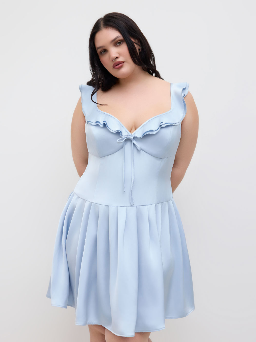 Satin Sweetheart Knopf Mini-Kleid mit Rüschen Saum Kurve & Plus