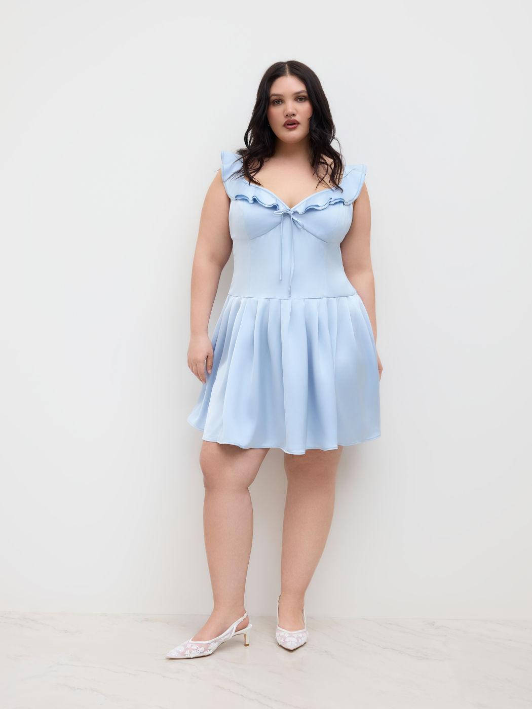Satin Sweetheart Knopf Mini-Kleid mit Rüschen Saum Kurve & Plus