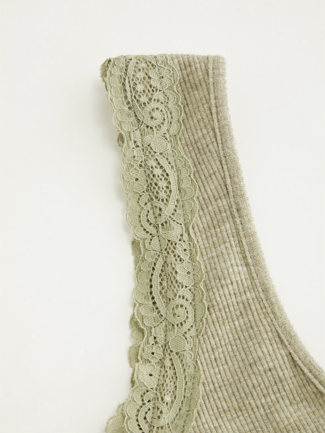 Canotta con scollo a U, finiture in pizzo e fiocco