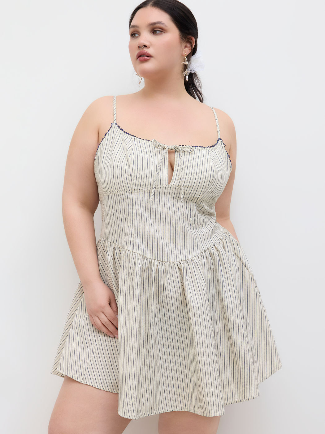 Baumwoll-Mini-Kleid mit quadratischem Hals, Streifen, Knoten und Ausschnitten Kurve & Plus