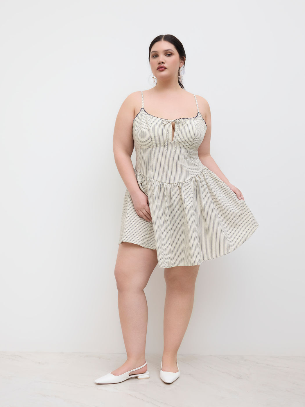 Baumwoll-Mini-Kleid mit quadratischem Hals, Streifen, Knoten und Ausschnitten Kurve & Plus