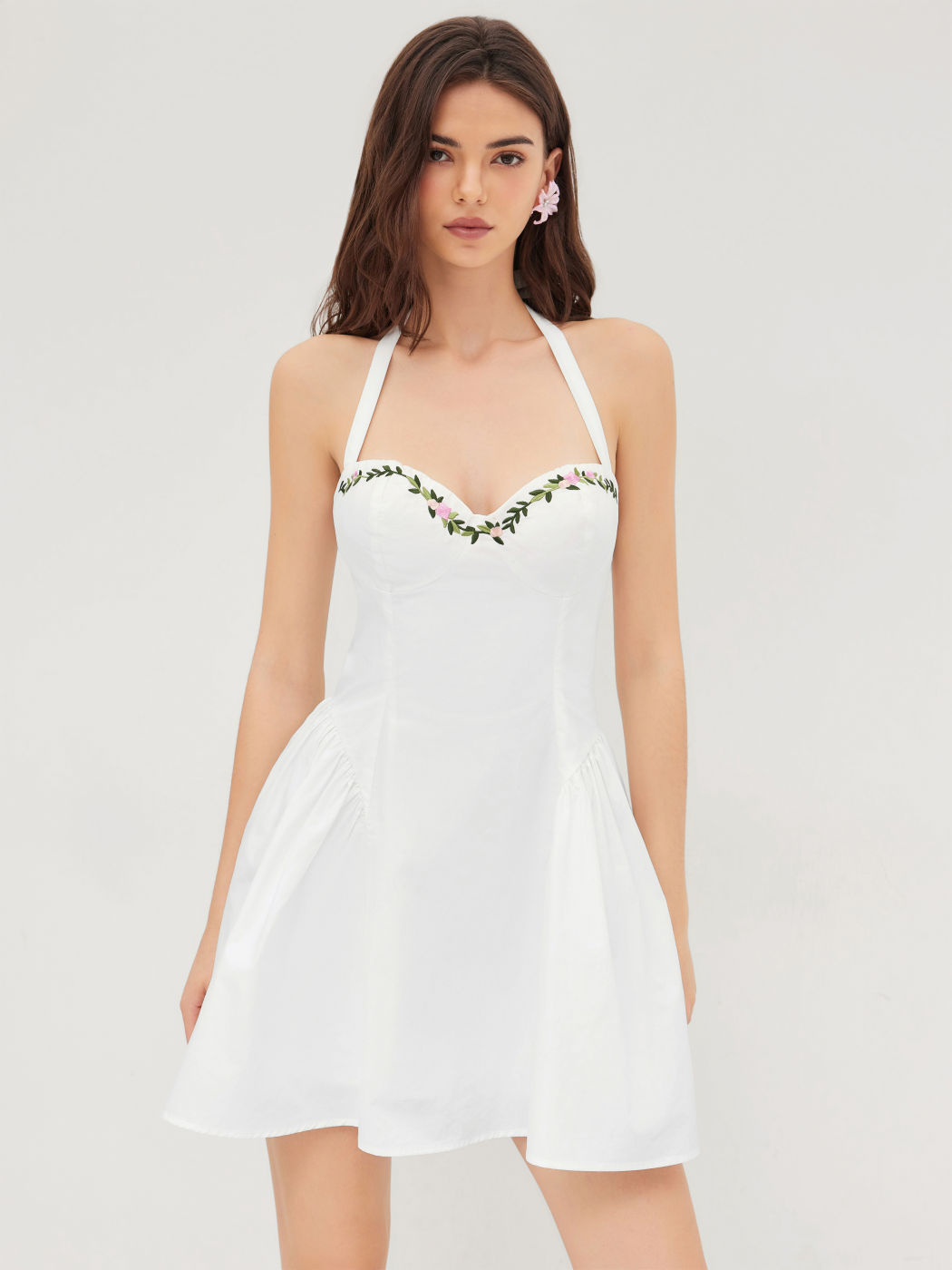 Baumwoll-Halterkleid mit floraler Stickerei und Spitzen