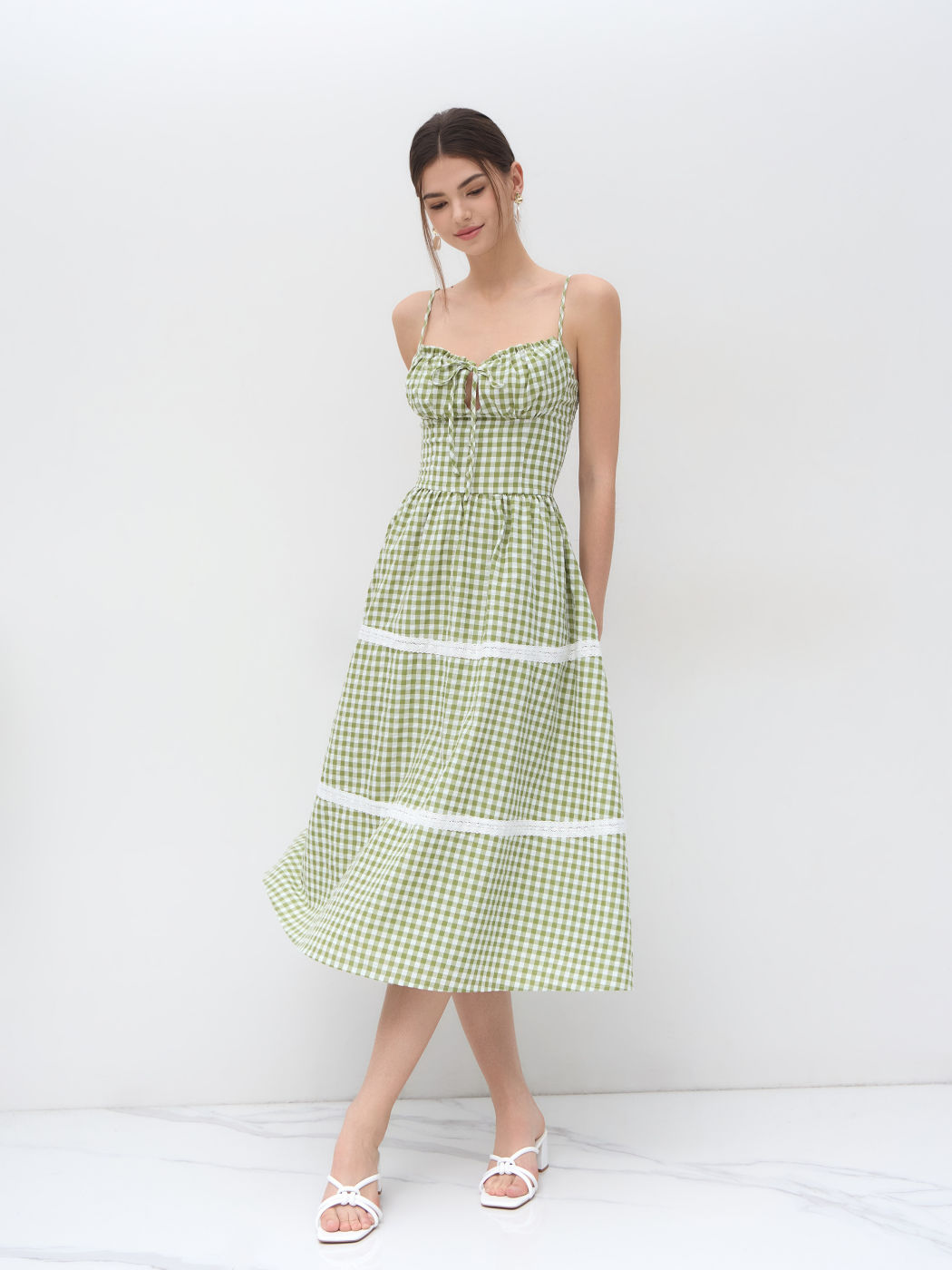 Baumwollmischung Gingham Knoten Shirred Etagen Midikleid