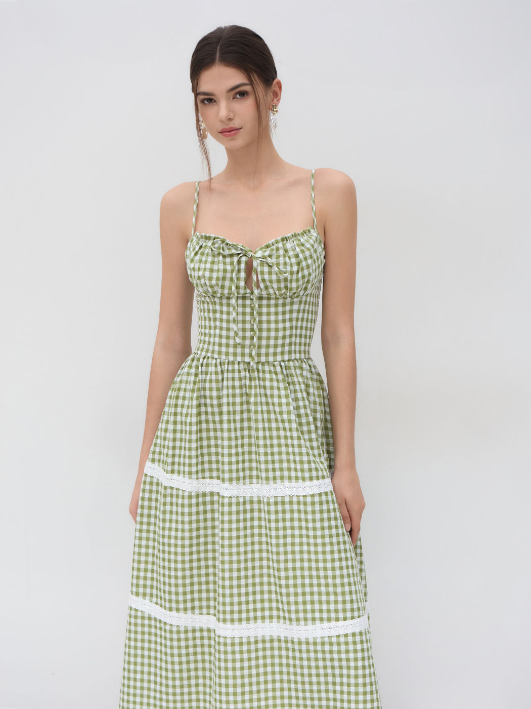 Baumwollmischung Gingham Knoten Shirred Etagen Midikleid