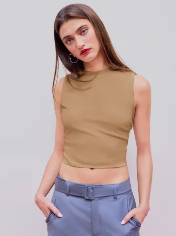 Rundhalsiges einfarbiges ärmelloses geriffeltes Crop Top