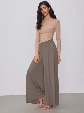 Extrem breite, elastische Hosen