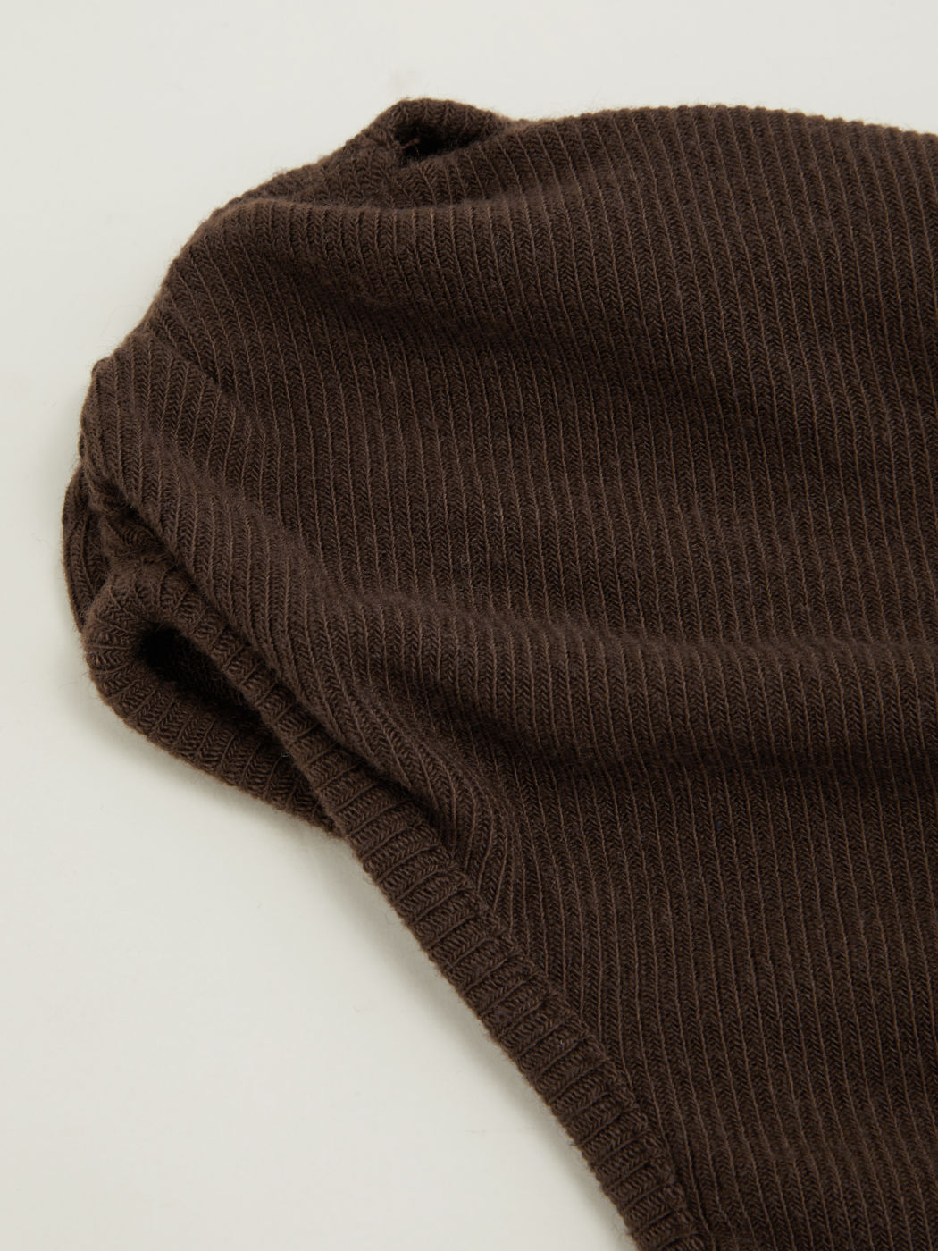 Top asimmetrico con scollo in pizzo e increspatura