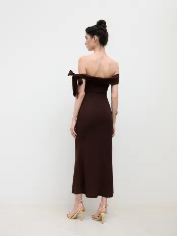 Abito lungo maxi a sirena con spalle scoperte e fiocco asimmetrico