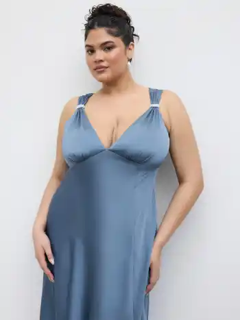 Abito lungo maxi con volant in finto raso con scollo a V e perle Curve & Plus