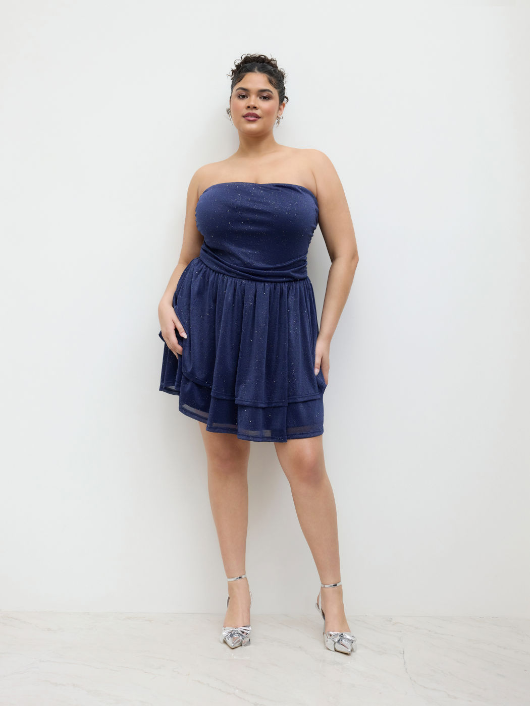 Sequined, geriffeltes und geschichtetes Bandeau-Mini-Kleid Kurve & Plus
