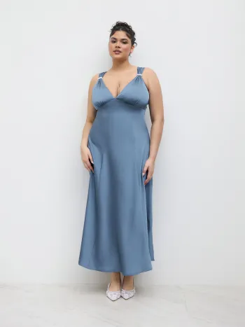Abito lungo maxi con volant in finto raso con scollo a V e perle Curve & Plus