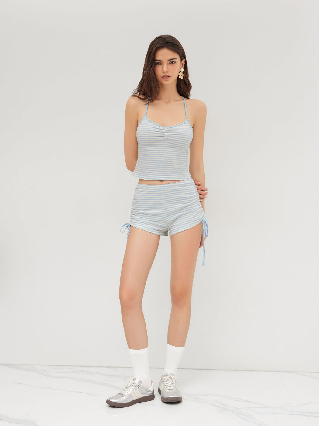 Micro shorts a vita bassa con coulisse a righe in misto cotone