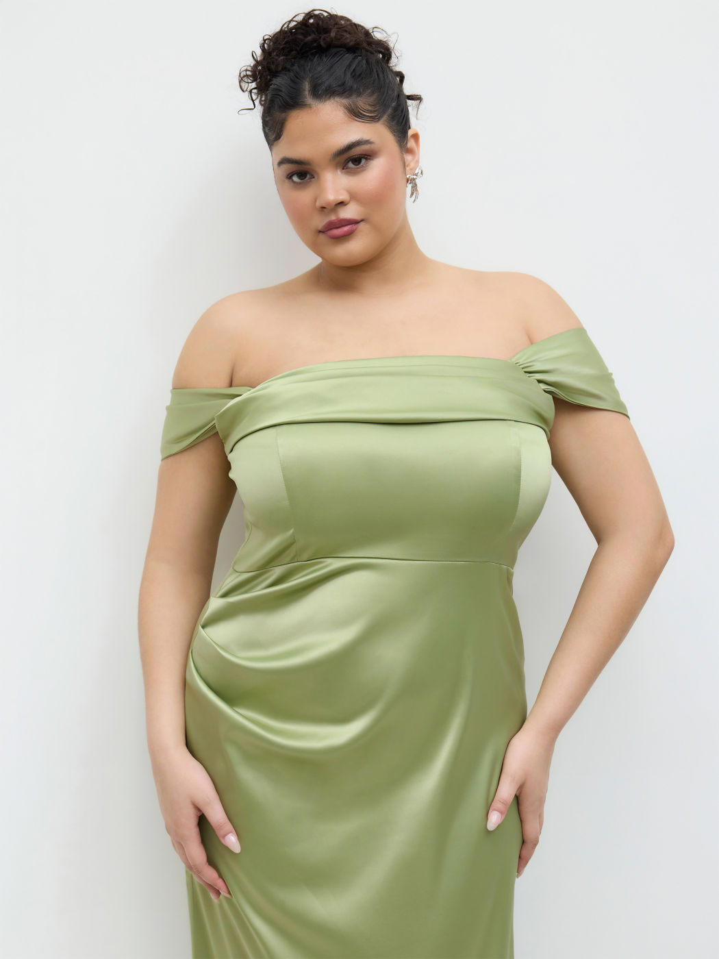 Satin-Ruched-Off-shoulder Maxikleid Kurve & Plus