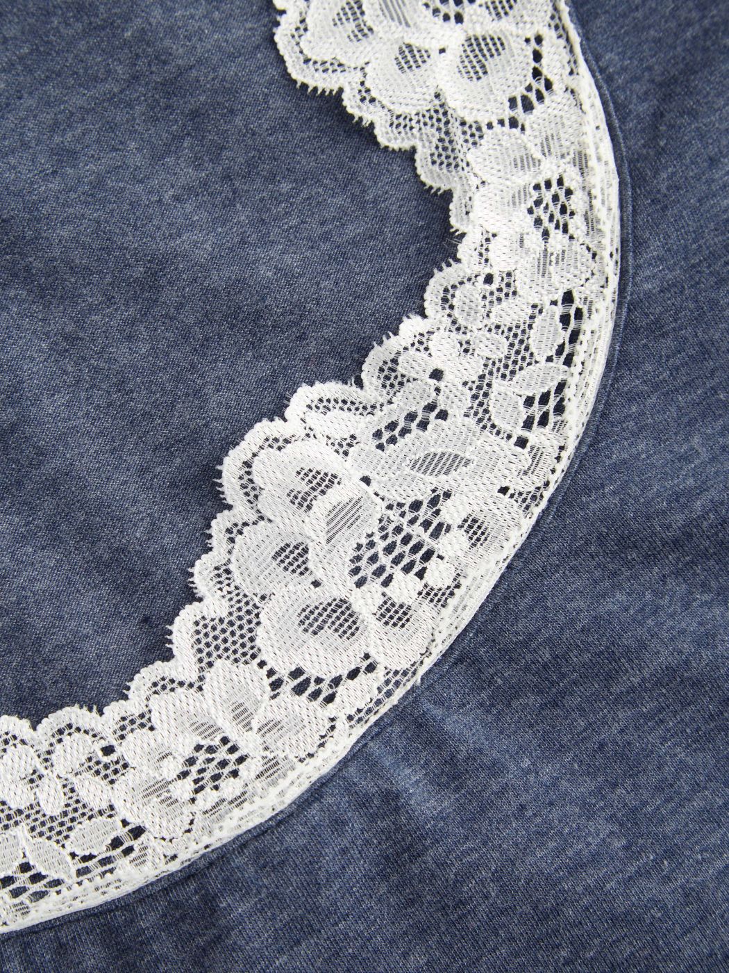 Maglietta in misto cotone con scollo a U e finiture in pizzo a lattuga