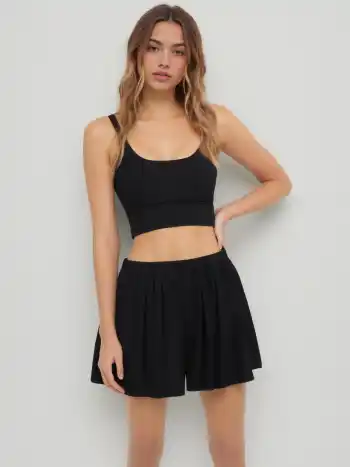 Einfarbige Shorts mit elastischem Bund und breiten Beinen