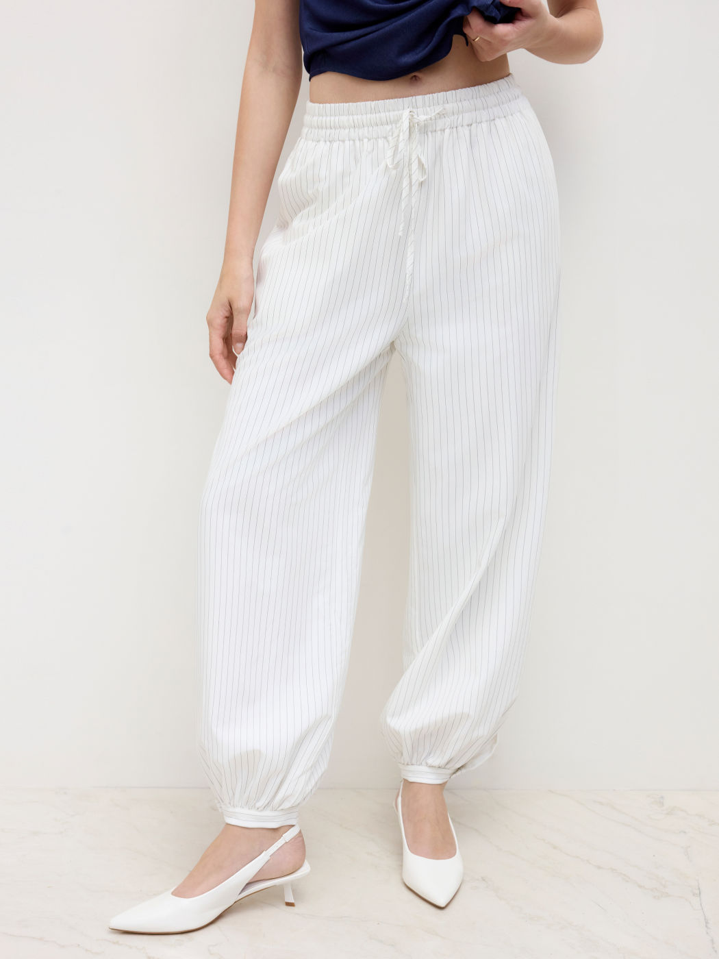 Pantaloni da jogging a vita elastica con nodo a righe a vita media