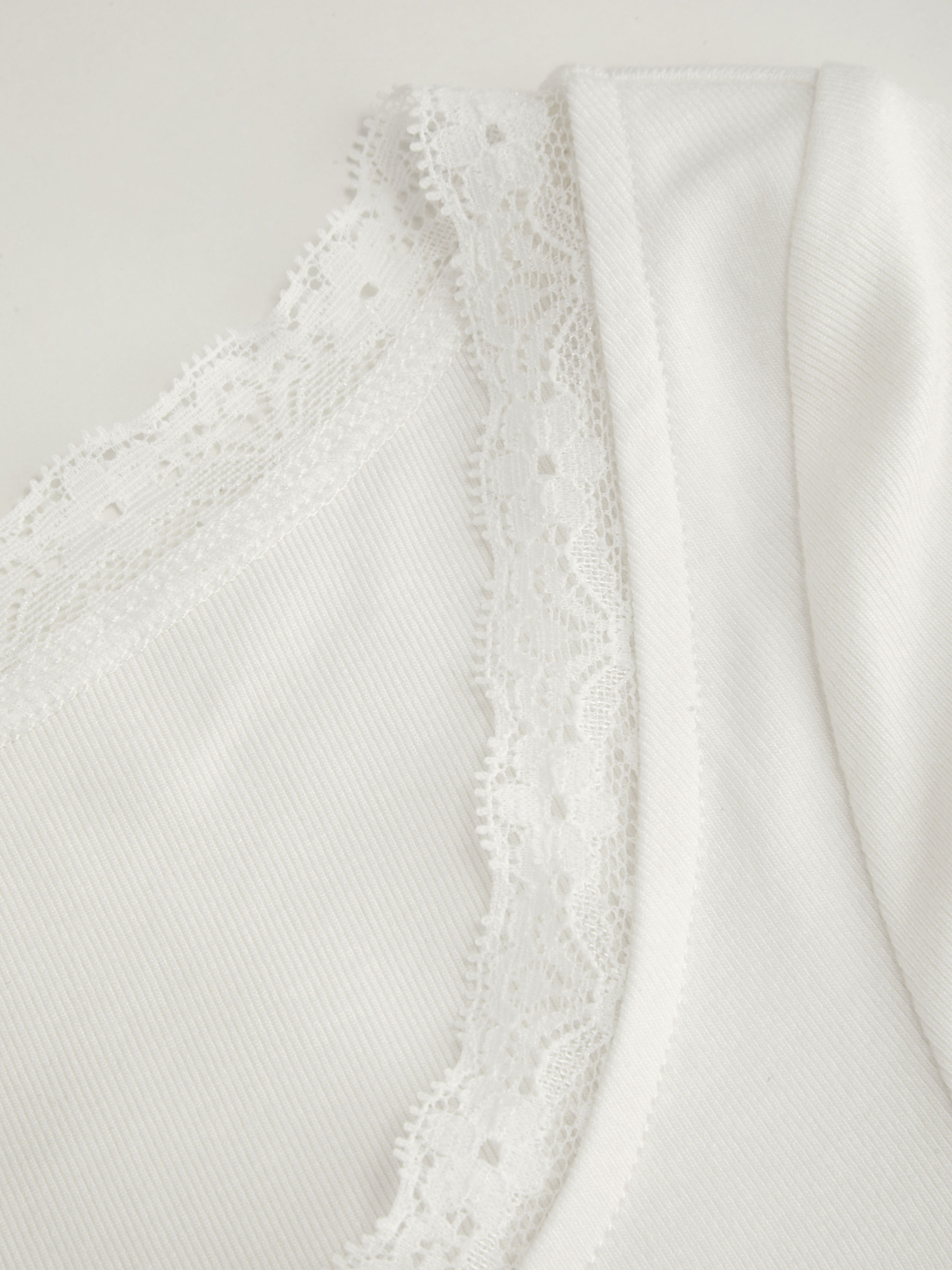 V-neck Lace Lettuce Trim Short Sleeve Tee