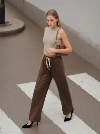 Crop top asymétrique uni