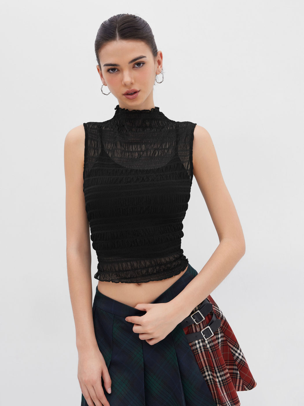 Top aderente in mesh con arricciatura e bordi a lattuga e canotta basic tinta unita