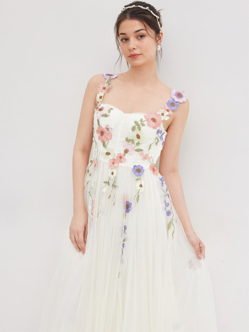 Mittellanges Tüllkleid mit Maschenstoff, quadratischem Halsausschnitt und floraler Korsettstickerei