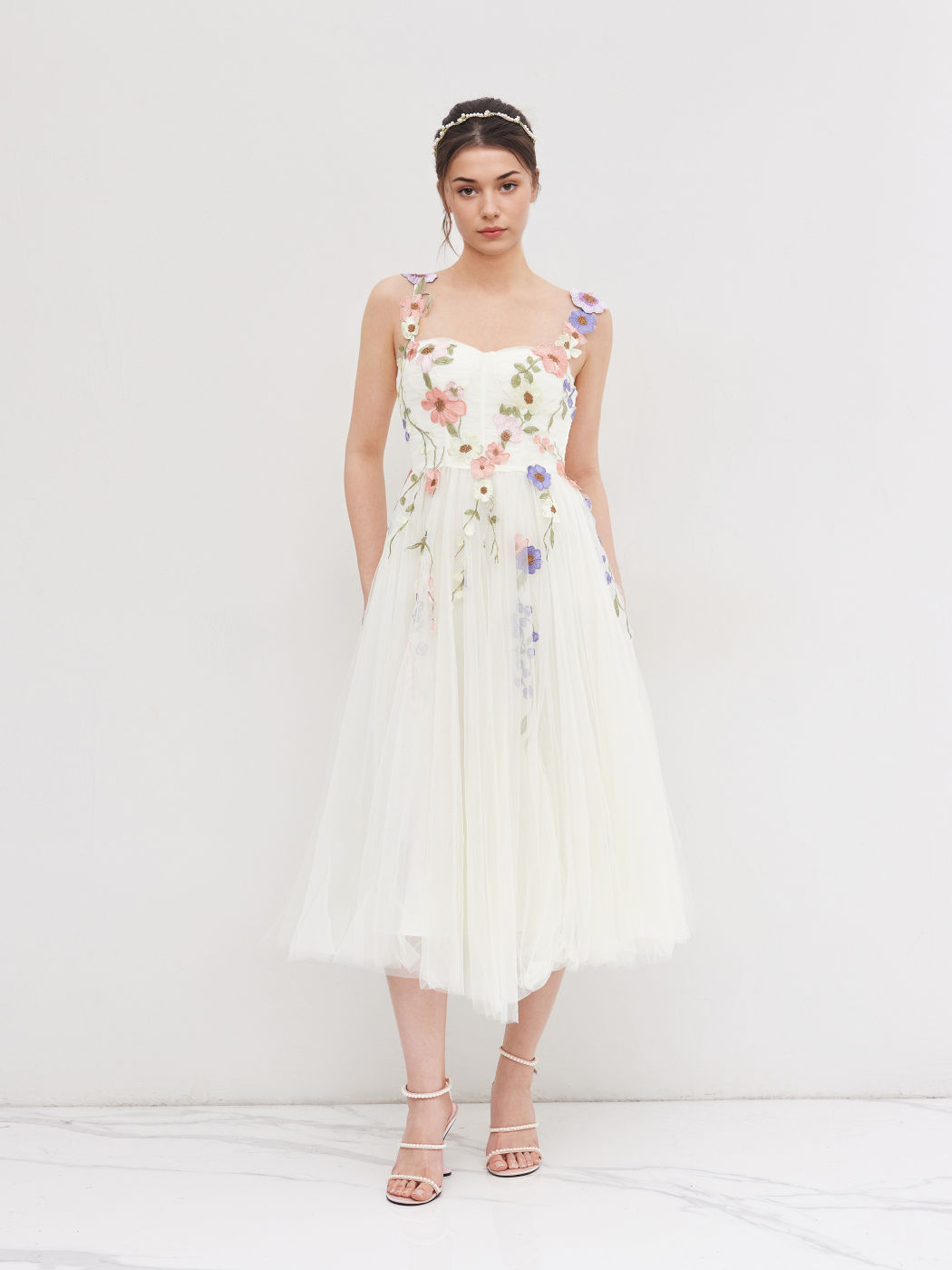 Mittellanges Tüllkleid mit Maschenstoff, quadratischem Halsausschnitt und floraler Korsettstickerei