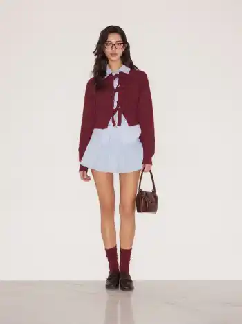 Strickjacke mit runder Halsöffnung, einfarbig und Schleife an der Vorderseite
